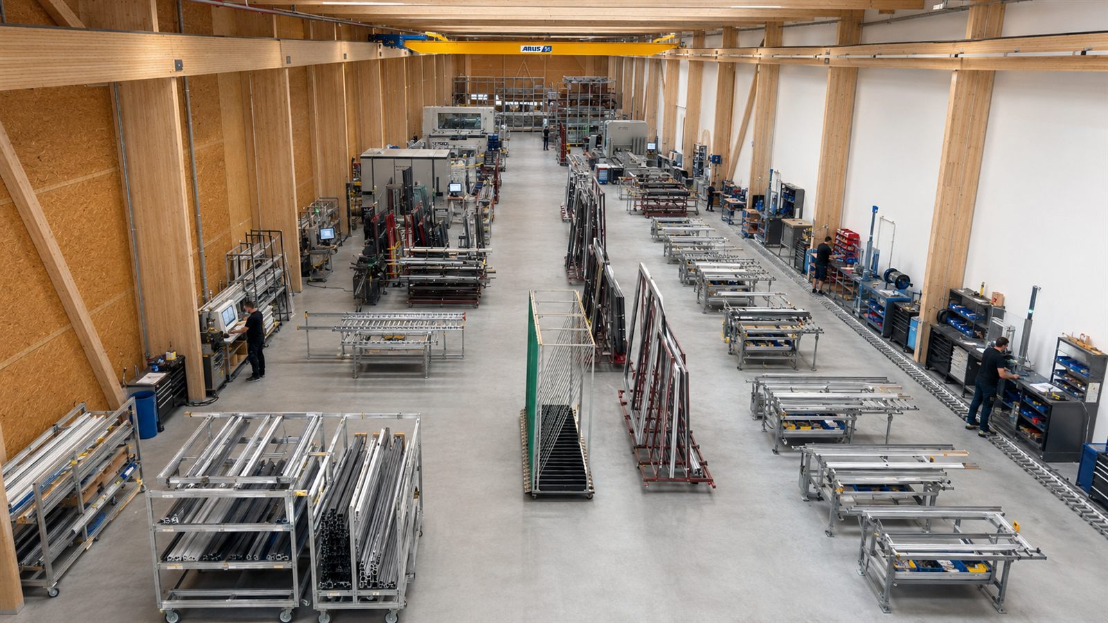 Blick in die Produktionshalle in Bissen — Profillager und Arbeitsplätze